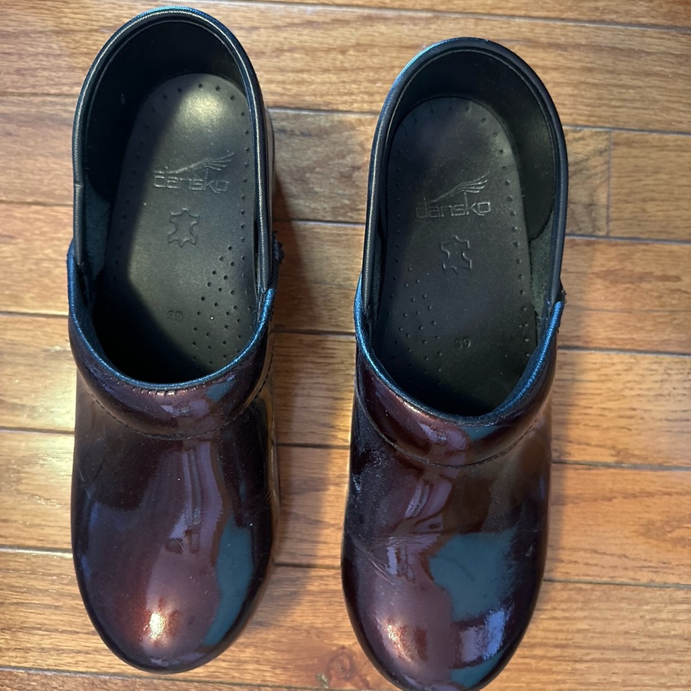 Womens Dansko Maroon Patent Leather Clogs size 39